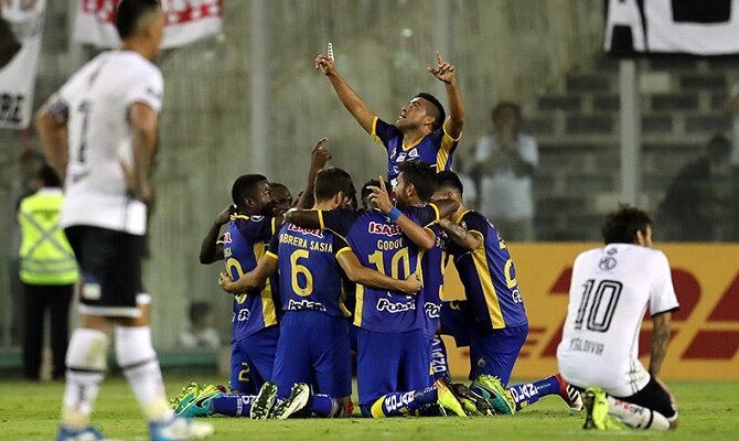 Los jugadores de Delfin celebran un gol. Conoce las cuotas del Delfín SC vs Colo Colo.