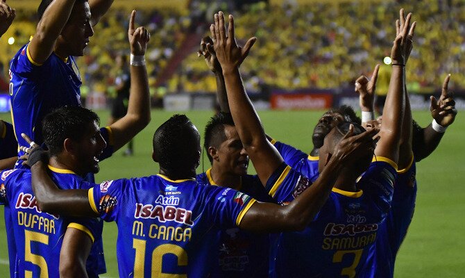 Los jugadores de Delfín celebran un gol. Conoce las cuotas del Colo Colo vs Delfín SC.