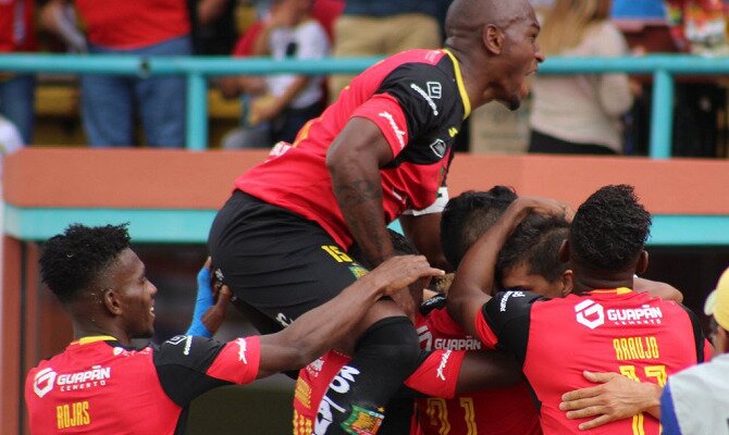 Jugadores de Jorge Wilstermann celebran un gol. Conoce las cuotas del Jorge Wilstermann Vs Deportivo Cuenca.