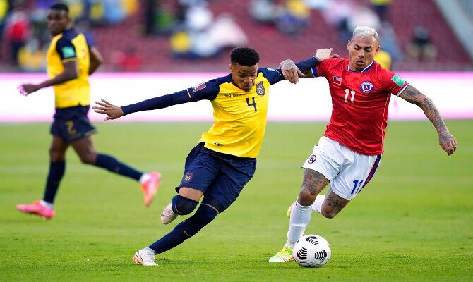 Byron Castillo disputa un balón con la Tri. Apuesta al Ecuador vs Bolivia, Eliminatorias Conmebol.