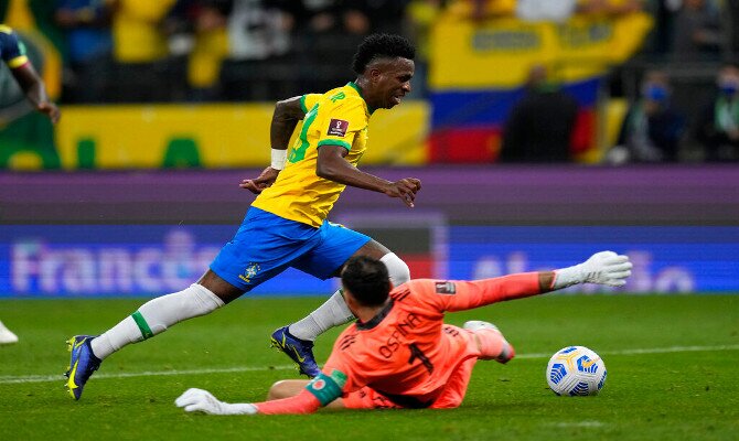 El habilidoso Vinicius Jr regatea al arquero. Ecuador vs Brasil, Clasificación al Mundial de Qatar.