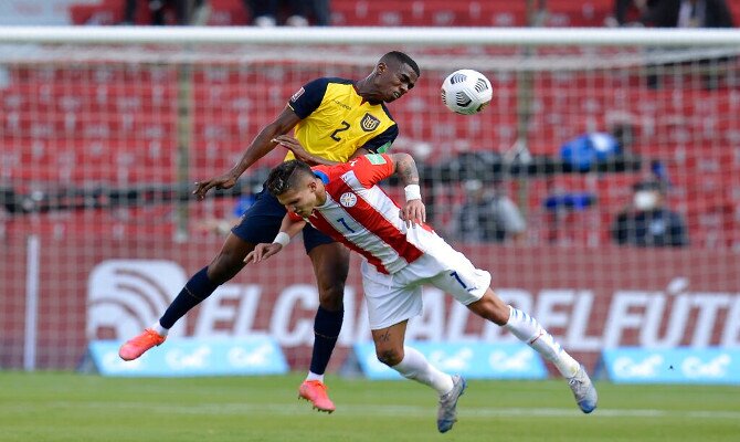 Félix Torres disputa un balón aéreo en la imagen. Picks Ecuador vs Chile, Eliminatorias Conmebol.