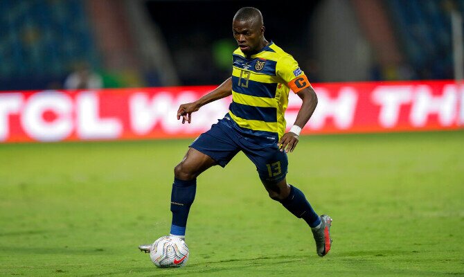 Enner Valencia conduce el esférico en la imagen. Picks Eliminatorias Conmebol: Ecuador vs Paraguay