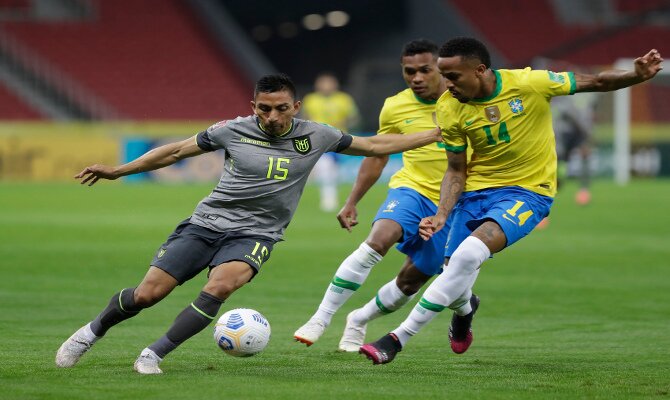 Imagen de Ángel Mena tratando de mantener el balón. Cuotas y pronósticos Ecuador vs Perú