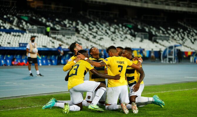 Los jugadores de la Tricolor se abrazan celebrando un gol. Cuotas Ecuador vs Perú, Copa América 2021