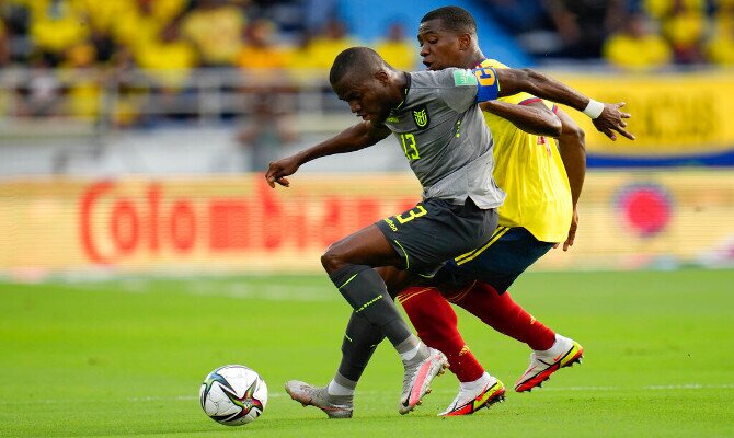 Enner Valencia disputa un balón en la imagen. Picks y cuotas para el Ecuador vs Venezuela.