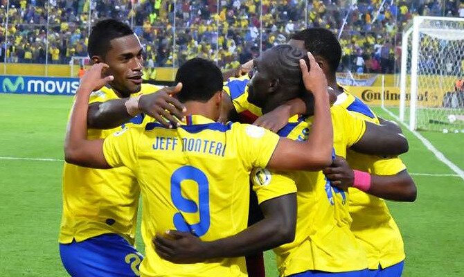 Los jugadores la selección de Ecuador celebran un gol. Conoce los pronósticos para el Ecuador Vs Perú