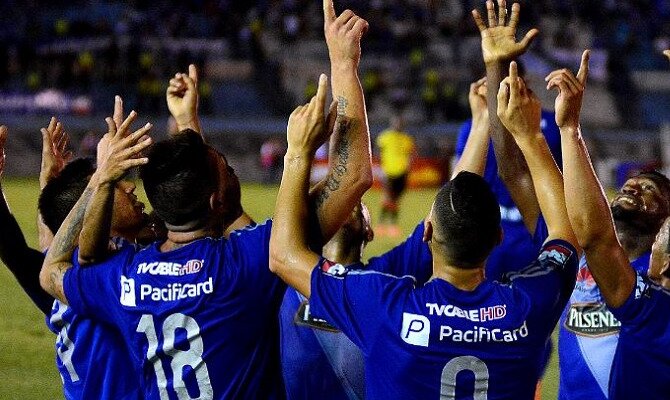 Los jadores de Emelec celebran señalando al cielo. Mira las cuotas del Deportivo Macará vs CS Emelec