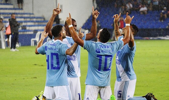 Jugadores de Emelec señalan con sus dedos al cielo. Conoce las cuotas del Liga de Quito Vs Emelec.