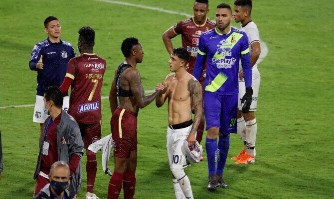 Imagen de jugadores saludándose al término de un partido. Cuotas Emelec vs Deportes Tolima.