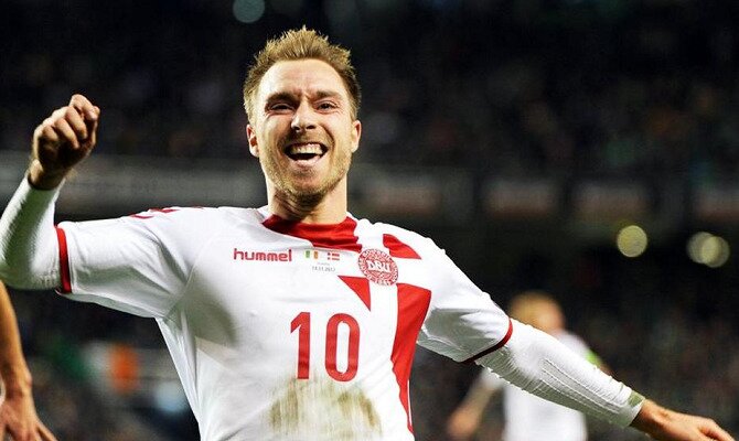 Erikssen celebra un gol conseguido para la selección de Dinamarca de fútbol.