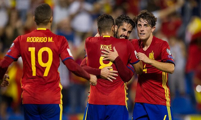 Isco y Koke se abrazan para celebrar un gol. Conoce las cuotas del Alemania vs España.