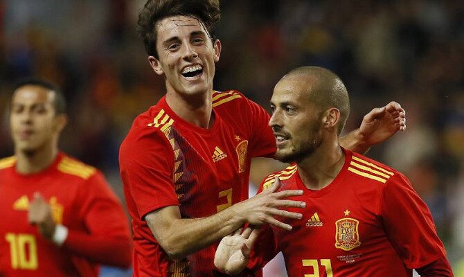 David Silva (derecha) y Odriozola celebran un gol. Conoce las cuotas del Portugal vs España.