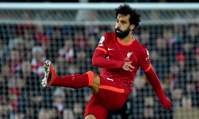 Mohamed Salah chuta la pelota en la imagen. Cuotas y picks Everton vs Liverpool, Premier League.