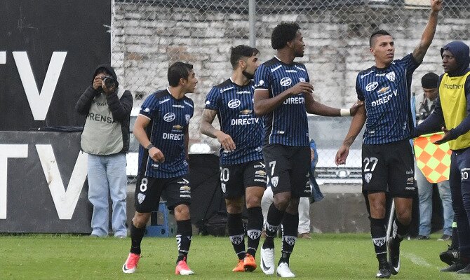 Jugadores de Independiente del Valle celebran un gol. Conoce los pronósticos del Barcelona SC vs Independiente del Valle