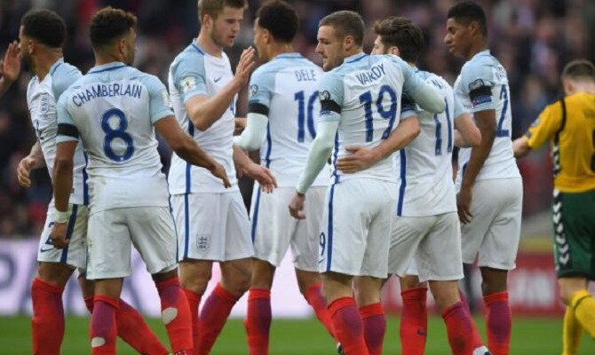 Vardy y otros jugadores de Inglaterra se abrazan. Conoce las cuotas del Croacia vs Inglaterra.