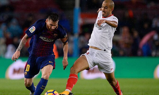 Messi regatea a un jugador del Sevilla. Conoce las cuotas del FC Barcelona vs Sevilla FC.