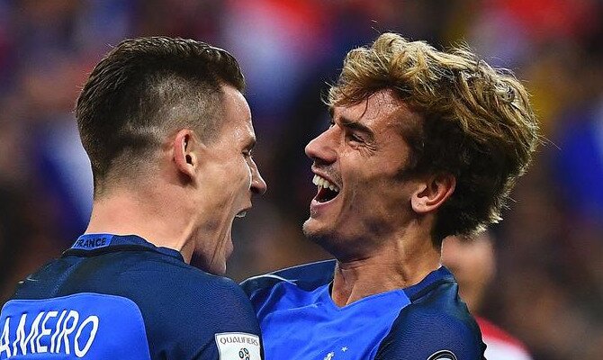 Gameiro (izquierda) y Griezmann celebran un gol abrazados. Conoce los pronósticos del Bulgaria vs Francia.