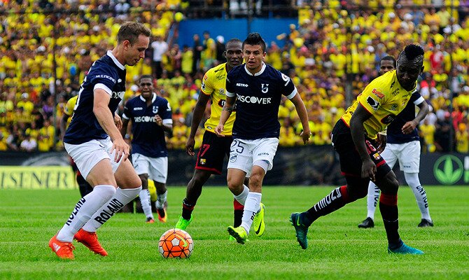 Jugadores de Barcelona y Universidad pelean por un balón dividido. Pronósticos del Barcelona SC vs Universidad Católica