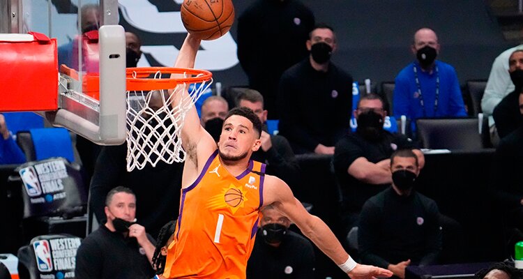 Devin Booker realiza un mate. Revisa las mejores cuotas y los pronósticos de las finales de la NBA