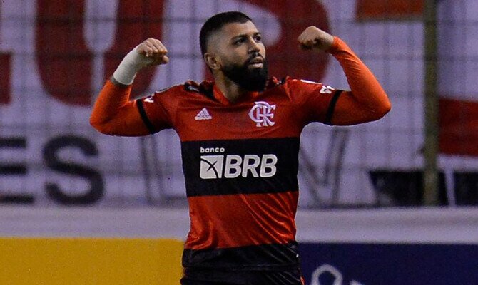 Gabriel celebra un gol con la camiseta de su equipo. Cuotas Flamengo vs LDU Quito, Copa Libertadores