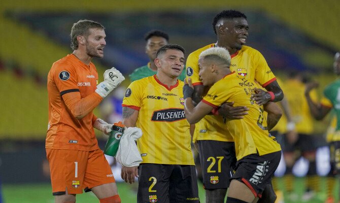 Imagen de Burrai celebrando junto a sus compañeros. Cuotas y pronósticos Fluminense vs Barcelona.