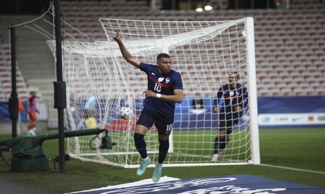 Kylian Mbappé, estrella de Francia, celebrando un gol. Cuotas Francia vs Alemania, Euro 2020