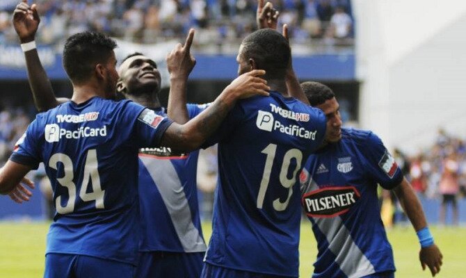 Jugadores del Emelec celebran un gol señalando al cielo. Conoce las cuotas del Santa Fe vs CS Emelec