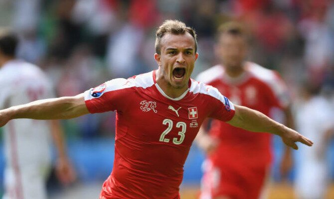 Xherdan Shaqiri celebra un gol con su selección. Conoce las cuotas del Suecia Vs Suiza.