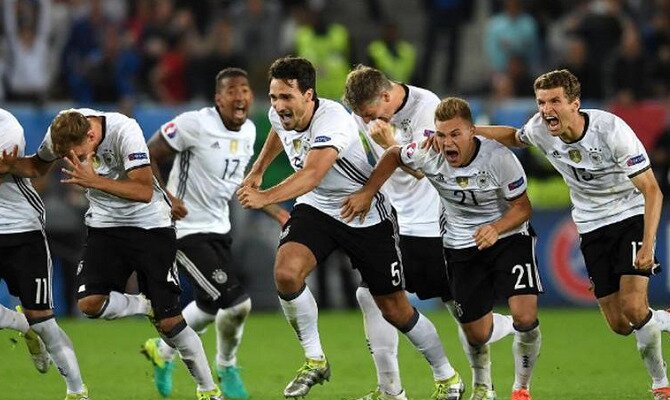 Los jugadores de la selección de Alemania celebran un triunfo. Conoce los pronósticos del Alemania vs Suecia.