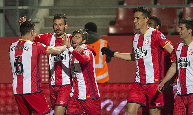 Los jugadores del Girona celebran un gol en LaLiga. Conoce las cuotas y los pronósticos del Girona FC vs Real Madrid.