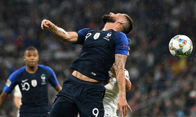 Giroud, jugador de Francia, intenta rematar un balón. Conoce los pronósticos del Francia Vs Holanda