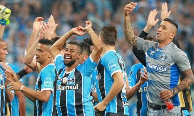 Los jugadores de Gremio festejan un triunfo. Conoce las cuotas del Gremio vs Lanús.