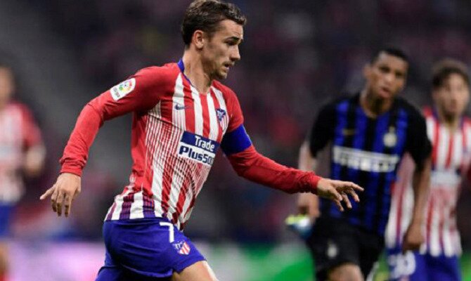 Griezmann con la camiseta rojiblanca. Conoce las cuotas del Real Madrid vs Atlético de Madrid.