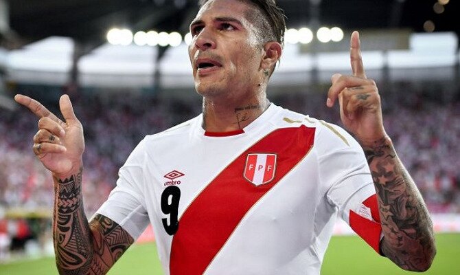 Paolo Guerrero celebra un gol. El delantero será importante en las cuotas del Australia vs Perú