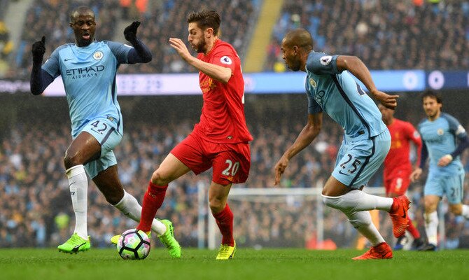 Jugadores Reds y Citizen disputan un balón. Conoce las cuotas del Liverpool FC vs Manchester City.