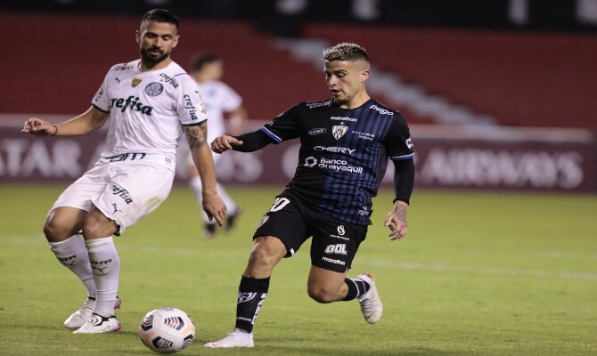 Cristian Ortiz y Luan luchan por el balón. Cuotas y pronósticos Independiente Valle vs Bragantino.