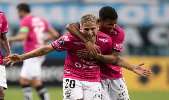 Jugadores celebran un gol en la imagen. Cuotas del Independiente Valle vs Defensa y Justicia