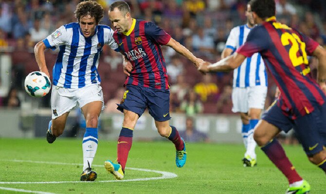 Iniesta (centro) disputa un balón. Conoce las cuotas del FC Barcelona vs Real Sociedad