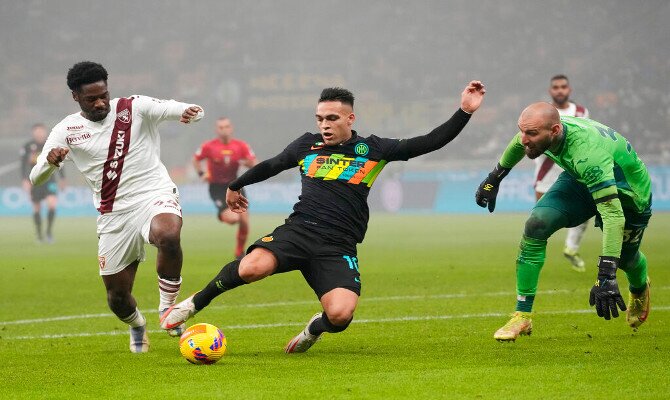 Lautaro Martínez trata de rematar en posición forzada. Cuotas y pronósticos Inter vs Lazio, Serie A.