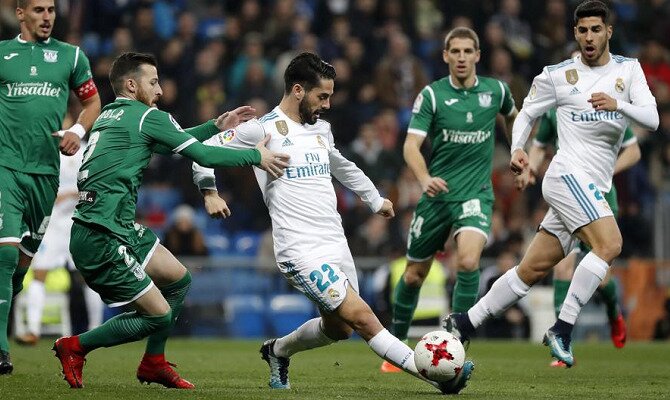 Isco controla un balón ante jugadores del Lega. Conoce las cuotas del Real Madrid CF vs CD Leganés.