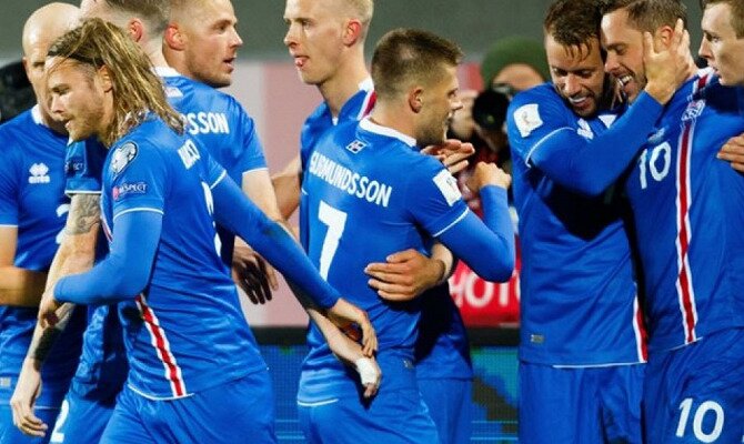 Jugadores de Islandia se abrazan. Conoce las cuotas del Argentina vs Islandia.