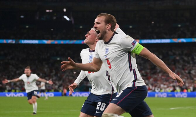 Harry Kane celebra un gol histórico para los Pross. Cuotas Italia vs Inglaterra, final Euro 2020.