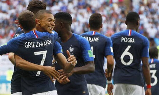 Mbappé y Griezmann se abrazan a la derecha de la imagen. Conoce las cuotas del Uruguay Vs Francia.