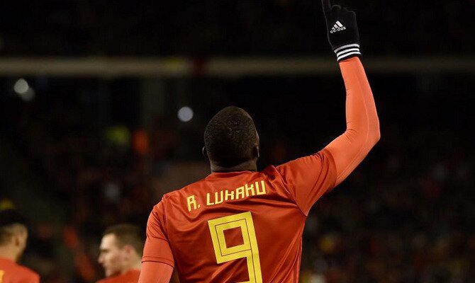 Lukaku señala al cielo para celebrar un gol. Conoce las cuotas y los pronósticos del Bélgica vs Japón.