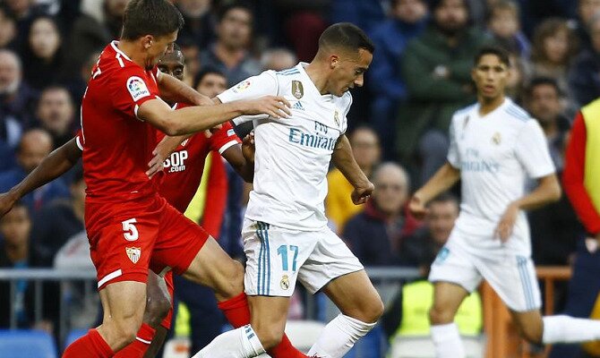 Lucas Vázquez trata de proteger un balón. Conoce las cuotas del Sevilla vs Real Madrid.