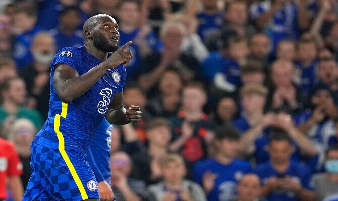 Romelu Lukaku celebra un gol con su nuevo equipo. Cuotas y picks Juventus vs Chelsea, Champions.