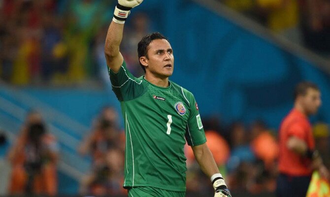 Keylor Navas saluda a la afición con el brazo en alto. Conoce las pronósticos del Brasil Vs Costa Rica.