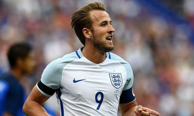 Harry Kane sonríe con la camisera de la selección de Inglaterra. Conoce las cuotas del Inglaterra Vs Bélgica.