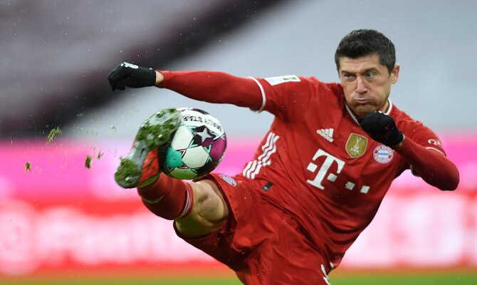 Robert Lewandowski tira a portería, acción que veremos con frecuencia en el Lazio vs Bayern Munich